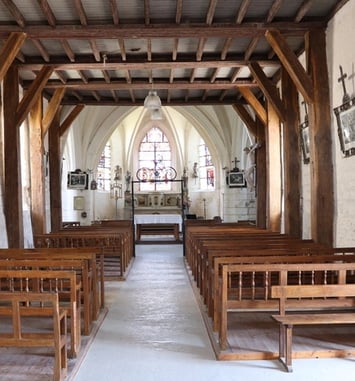 Découvrez un magnifique gisant dans une église romane