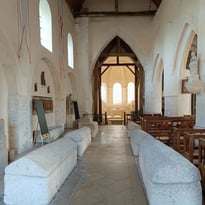 Venez visiter une église abritant huit sarcophages mérovingiens