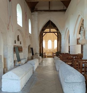 Venez visiter une église abritant huit sarcophages mérovingiens