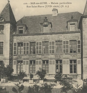 Un hôtel particulier transformé et ses trésors bibliographiques
