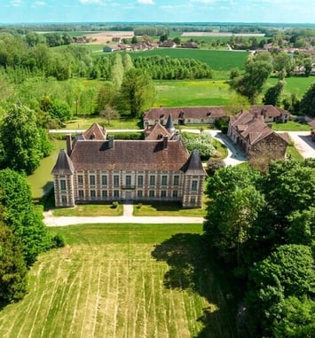 Découvrez les extérieurs d'un château aubois du XVIIe siècle