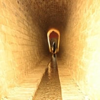 Aventurez-vous dans le tunnel de captation d'une source