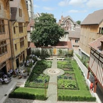 Flânez dans un jardin Renaissance, au cœur d'un ancien hôtel particulier