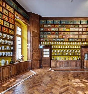 Découvrez librement les collections de l'Apothicairerie de l'Hôtel-Dieu-Le-Comte