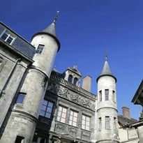 Immersion dans un musée: entre art textile et Renaissance champenoise