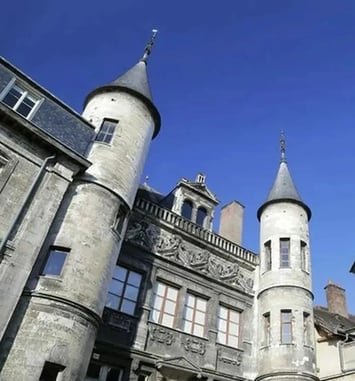 Immersion dans un musée: entre art textile et Renaissance champenoise