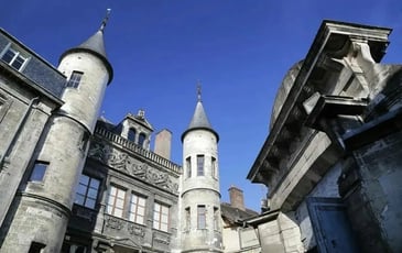 Immersion dans un musée: entre art textile et Renaissance champenoise
