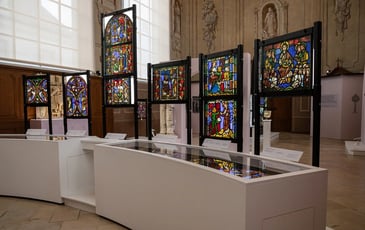 Laissez-vous guider à travers la visite commentée: "S.O.S d'un vitrail en détresse"