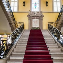 Découvrez un hôtel de ville de style Louis XIII
