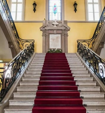 Découvrez un hôtel de ville de style Louis XIII