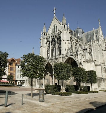 Découvrez en famille les vitraux d'une basilique