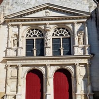 Venez découvrir les abords d'une église datée du XVIe siècle