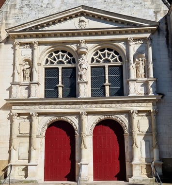 Venez découvrir les abords d'une église datée du XVIe siècle
