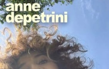 Anne Depetrini : A côté