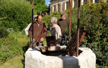 Visite guidée sur l'eau : douves et puits séculaires